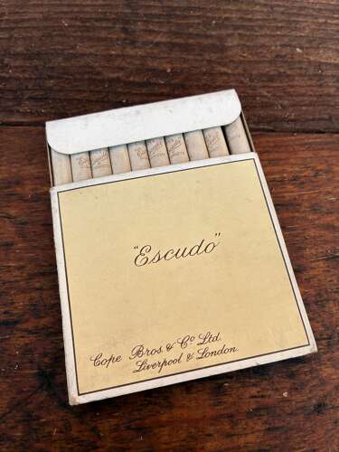 Live copes escudo cigarette packet